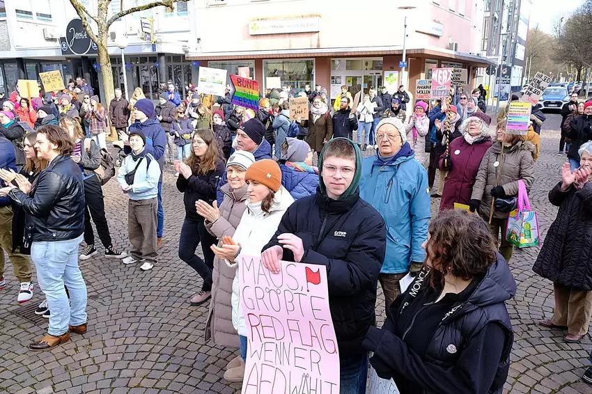 Viele Teilnehmer hatten Plakate mit Botschaften dabei.