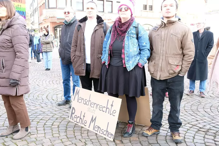 Ihre Einstellung brachten viele durch Plakate zum Ausdruck.
