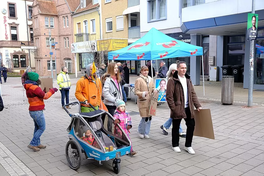 Auf dem Heimweg wurden Demoteilnehmer am Stand der AfD abseits der Veranstaltung von einem Mann angepöbelt.