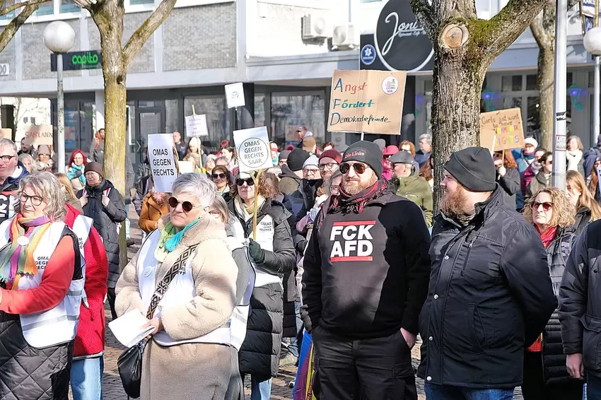 Das Alter der Menschen auf dem Hallplatz war bunt gemischt.
