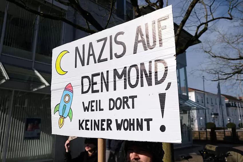 Wenn es um Plakate gegen Rechts geht, werden manche auch mal zu Dichtern.