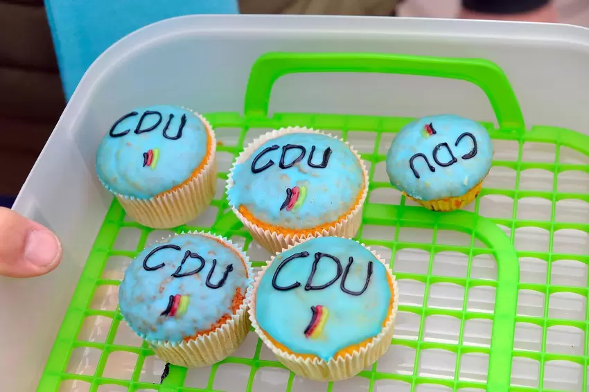 Die CDU verteilte an ihrem Stand in der Fußgängerzone weiter weg von der Demo Muffins.