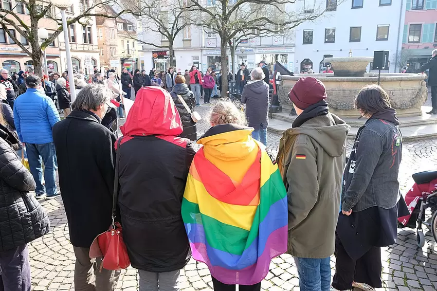 Für eine vielfältige Gesellschaft: Manche hatten sich auch Regenbogen-Fahnen umgehängt.