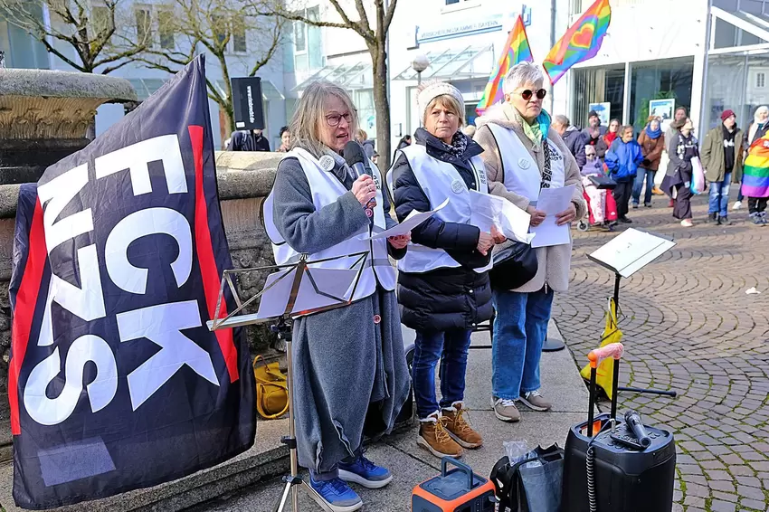 Die Omas gegen Rechts hielten auch eine Rede.