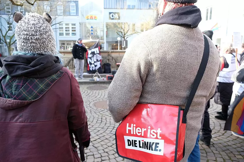 Mehrere Parteien waren am Samstag auf dem Hallplatz vertreten.