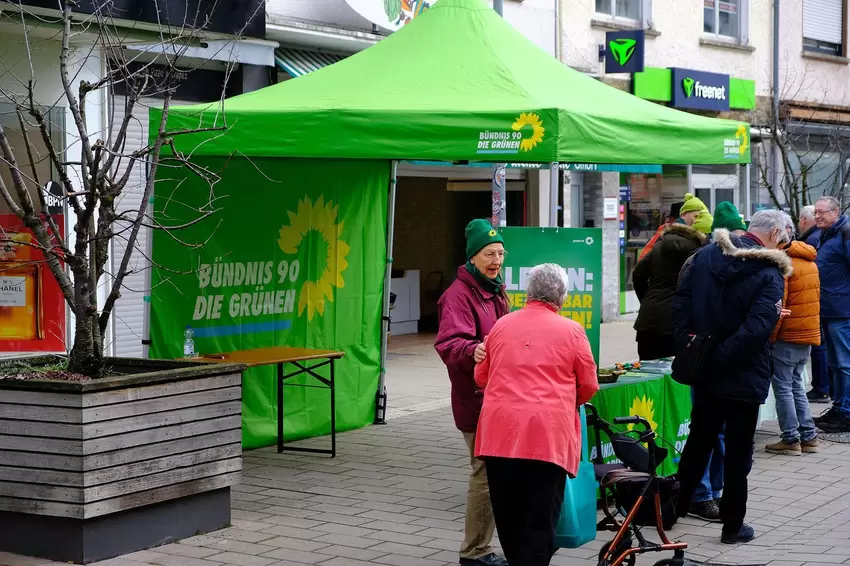 Auch die Grünen haben sich an einem Wahlkampfstand in der Fußgängerzone präsentiert. Dieser war nicht Teil der Demo.
