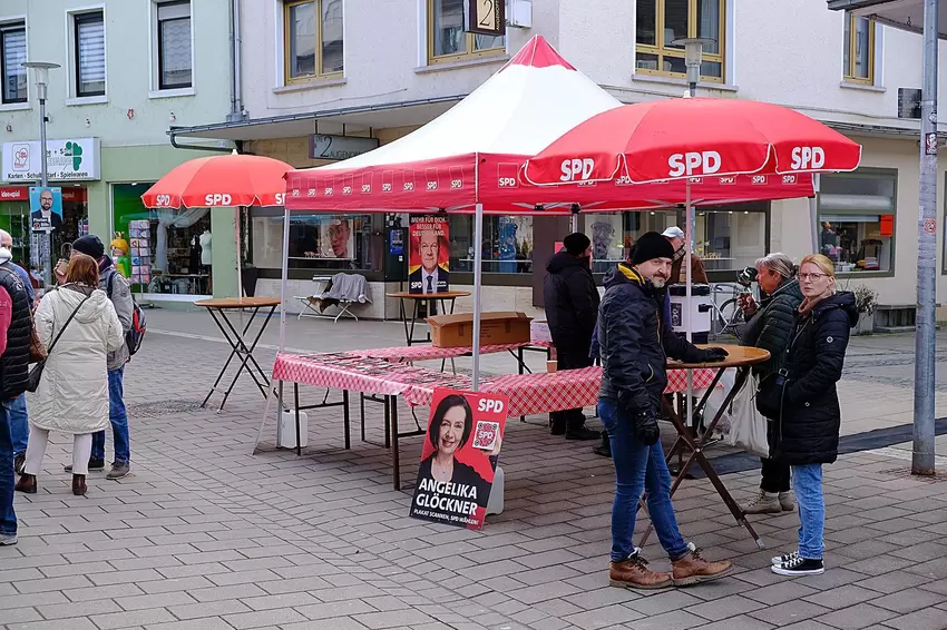 Der Stand der SPD in der Fußgängerzone weiter weg vom Hallplatz.