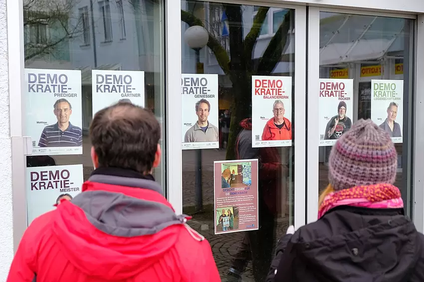 Ein anderes Demokratieprojekt: An der Hallplatzgalerie sind die Fotos des Fotografen Thomas Brenner zu sehen.