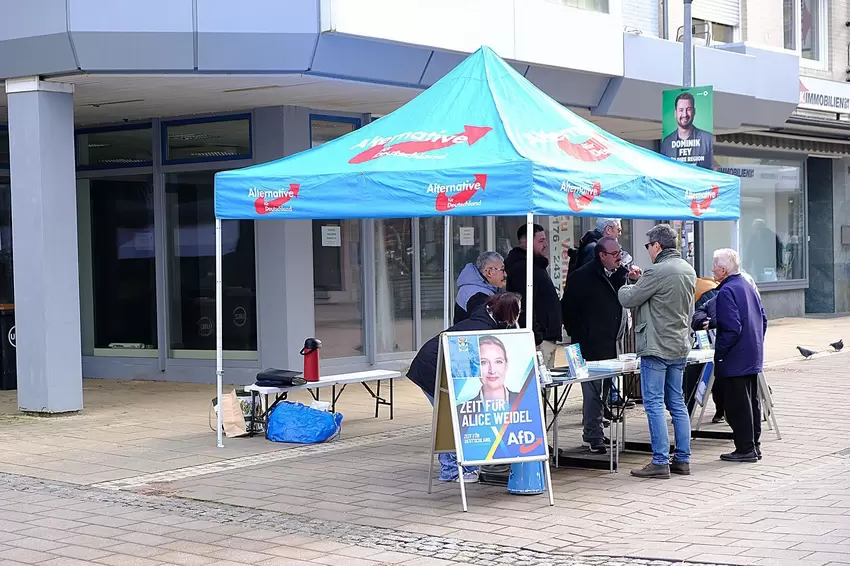 Die AfD war mit ihrem Stand der Demo am nächsten. Auch dieser war nicht Teil der Veranstaltung.