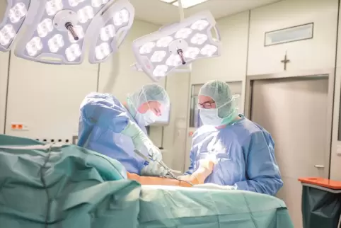 Operation: Martin Sturm (rechts) und Werner Schrammel beheben eine Sprunggelenksfraktur. Operation: Martin Sturm (rechts) und Werner Schrammel beheben eine Sprunggelenksfraktur.
