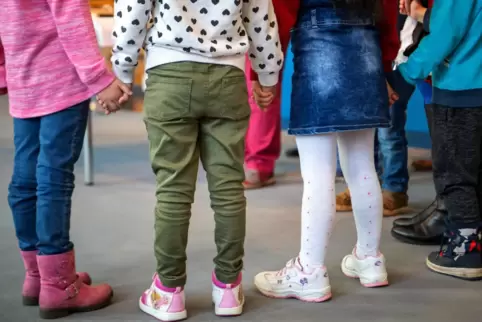 Kinder in einer Kita Hand in Hand: Es kommt nicht auf die Nationalität an. Kinder in einer Kita Hand in Hand: Es kommt nicht auf die Nationalität an.