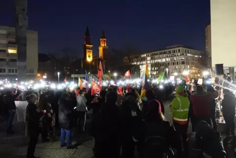  Lichteraktion gegen Rechts auf dem Theaterplatz.