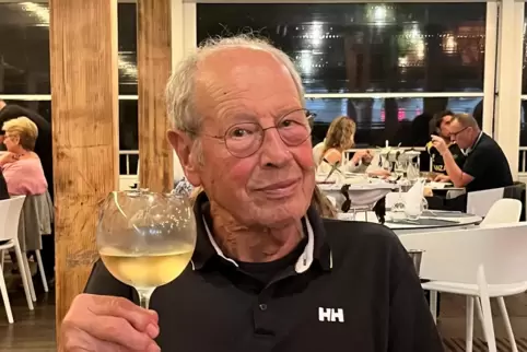 Der Unternehmer Bernd Zahn bei einem guten Glas. 