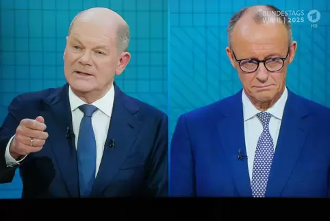 Bundeskanzler Olaf Scholz (SPD, links) und Unionskanzlerkandidat Friedrich Merz im ersten TV-Duell vor der Wahl.