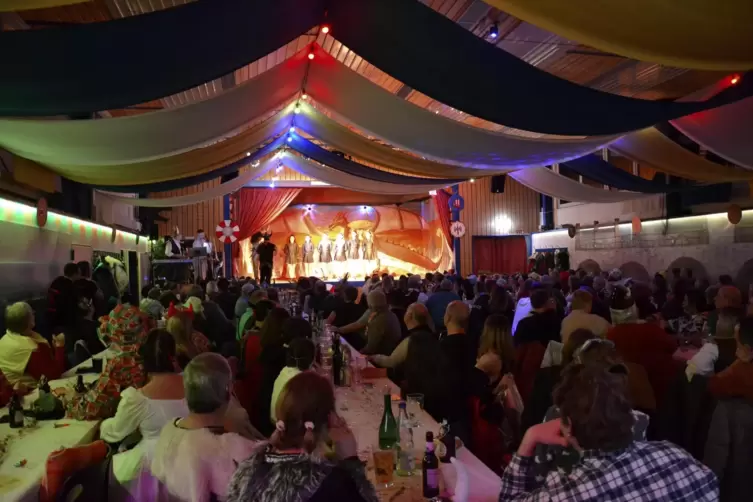 Voll besetzter Saal in der Gemeindehalle.
