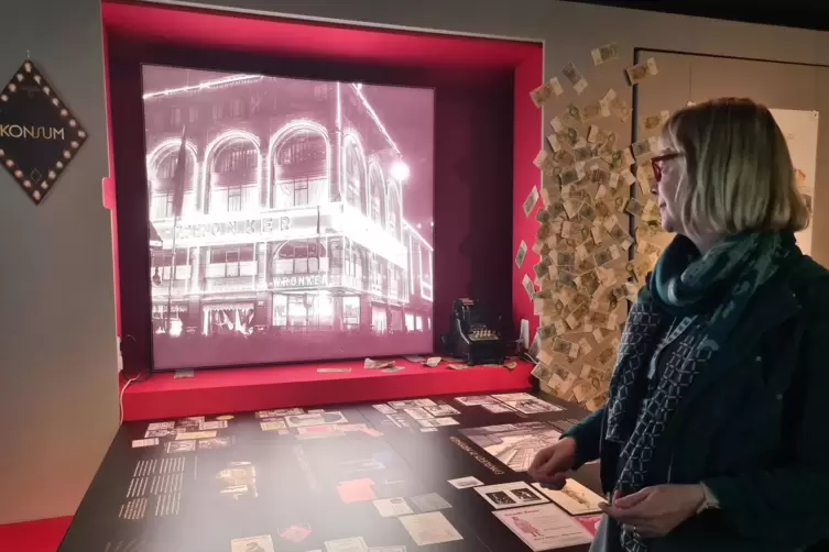  Leuchtende Einkaufsstadt: Kuratorin Anja Gillen blickt auf das Mannheimer Kaufhaus Wronker in den 1920er-Jahren. 