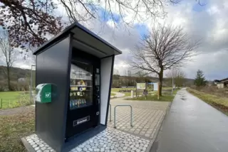 Der gemeindeeigene Automat mit regionalen Produkten auf dem Mehrgenerationenplatz in St. Julian ist seit Kurzem in Betrieb. 