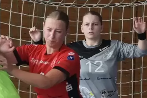 Stark: TSR-Torhüterin Malena Lange. Links Franzi Kleber.