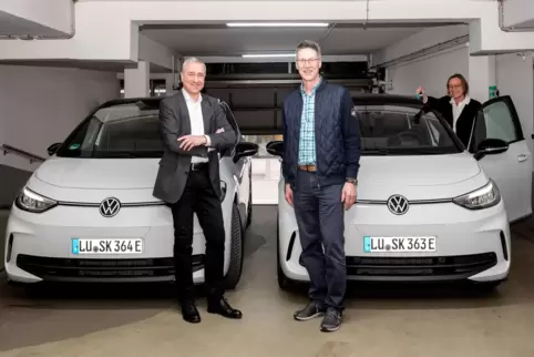 Ab sofort elektrisch unterwegs: Vorstandsvorsitzender Thomas Traue (links), Waldemar Repsch und Sandra Osadschy (rechts) von der