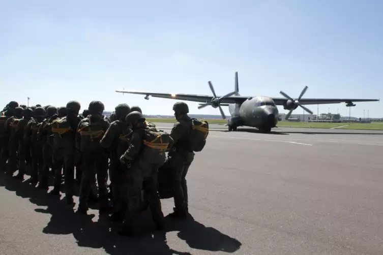 Bundeswehrsoldaten werden in einer Woche Fallschirmsprungübungen durchführen.