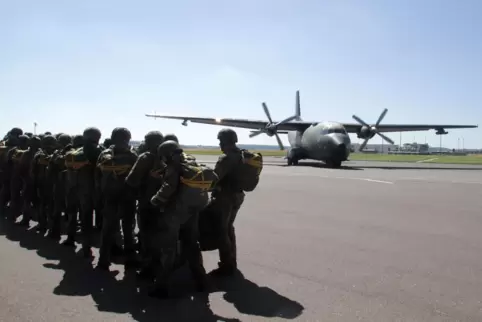 Bundeswehrsoldaten werden in einer Woche Fallschirmsprungübungen durchführen.