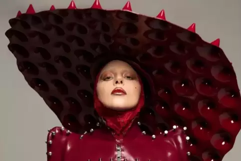 Der Hut von Lady Gaga stammt aus der Kollektion „Stalactite“ von Maximilian Gedra.