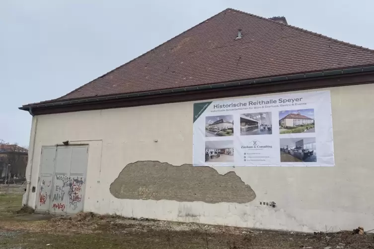 Situation heute: An der noch unsanierten Halle wird um Mieter geworben. 