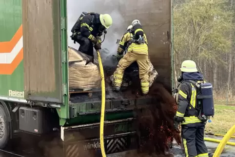 Heißes Eisen: Die Feuerwehr löscht an der A61 glimmenden Metallstaub, den ein Sattelzug geladen hat. 