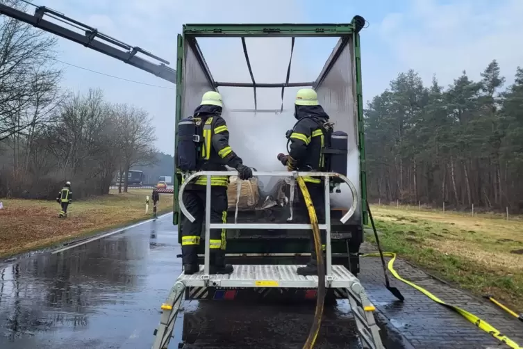 Wasser marsch: Der Metallstaub wird gek&uuml;hlt. Wegen des Rauchs gilt auf der A61 &uuml;ber Stunden Tempo 60.