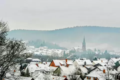 Vergänglicher Moment: Blick vom Himmelreich auf Otterbachs verschneite Dächer. 