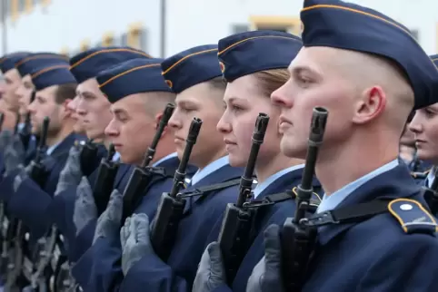 Die Bundeswehr ist eine Freiwilligenarmee – aber wird sie das auch bleiben? Die Wiedereinführung der Wehrpflicht steht als Forde