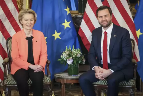 Unterschiedlicher Meinung bei der KI-Regulierung: Kommissionspräsidentin von der Leyen und US-Vizepräsident Vance.