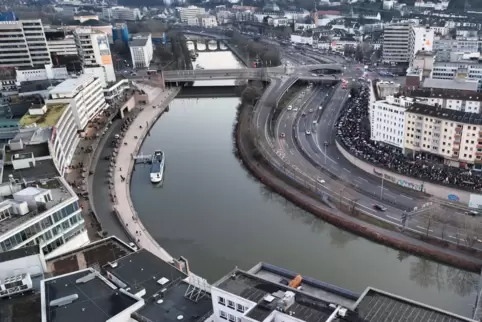 Passanten haben der Saarbrücker Innenstadt – unser Foto zeigt unter anderem die Saar samt Saarterrassen – in Sachen Attraktivitä