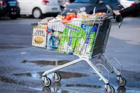 UnfaLL auf einem Supermarktparkplatz.