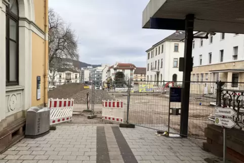 Die Wegeführung am Bahnhof ändert sich wegen der Baustelle immer wieder mal. 