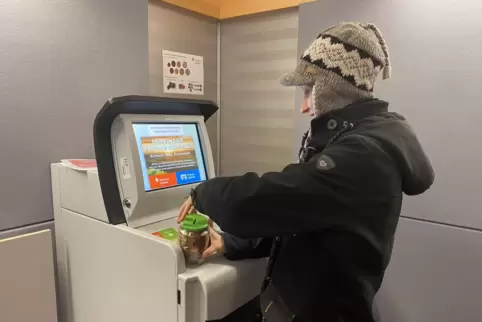 Wer seine Spardose schlachten will, findet Münzautomaten dafür jetzt nur noch an den vier zentralen Standorten der Sparkasse Süd