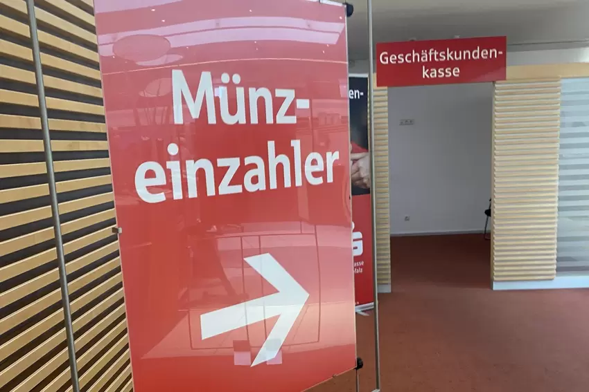 Zwei Münzautomaten stehen in einem Hinterzimmer, einer davon ist defekt.