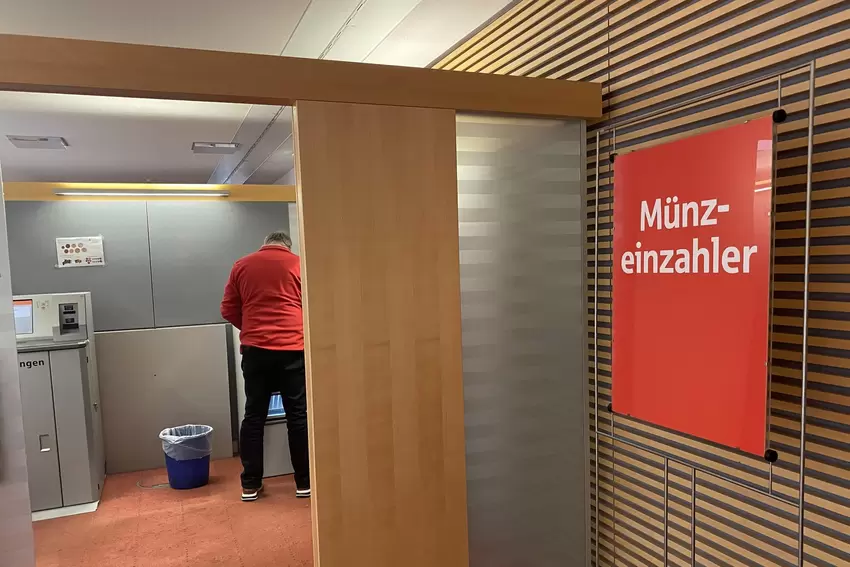 Freitagmittag. Innerhalb einer Viertelstunde kommen vier Kunden mit Beuteln voller Kleingeld vorbei.
