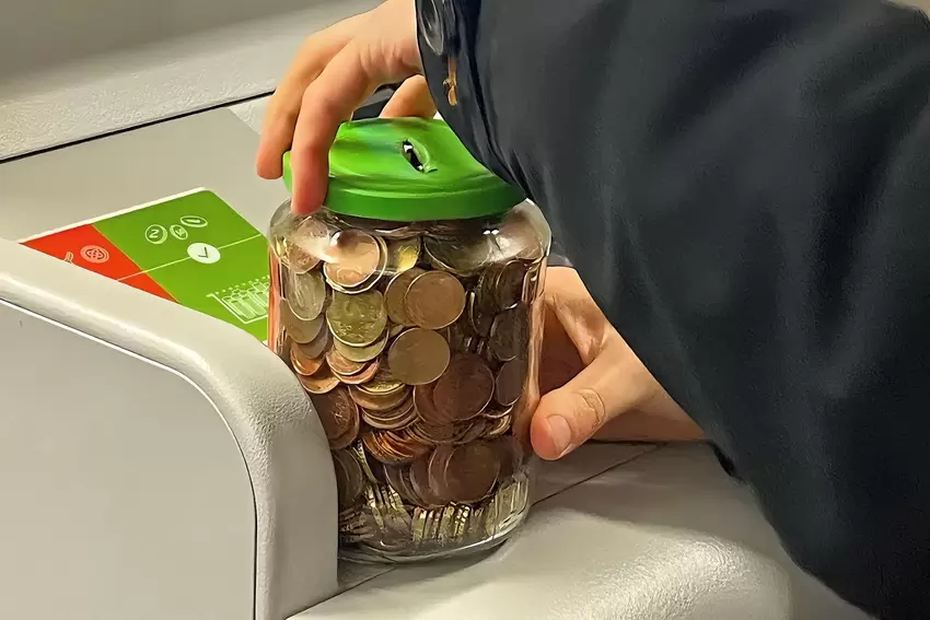 Na, Lust zum Raten? Was schätzen Sie? Welche Summe Geld steckt wohl in dem Glas?