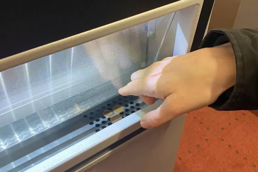 Der Automat spuckt die ausländischen Münzen unten im Fach wieder aus.
