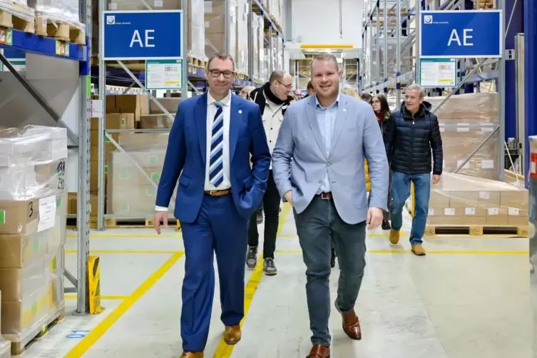 Rundgang durch die Verpackungs- und Regallager: Unternehmensvorstand Patrick Bacher (links) und Simon Reber f&uuml;hren durch das Unt