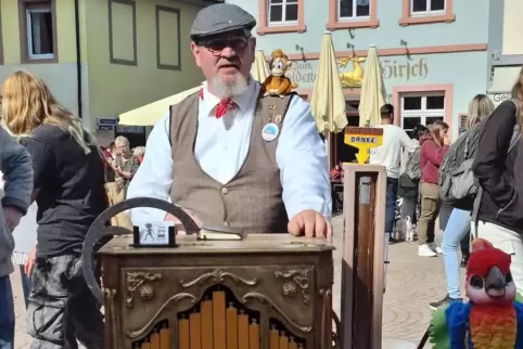 Der Speyerer Peter David ist Drehorgelspieler aus Leidenschaft: hier bei einem Auftritt auf dem Bauernmarkt in Speyer.