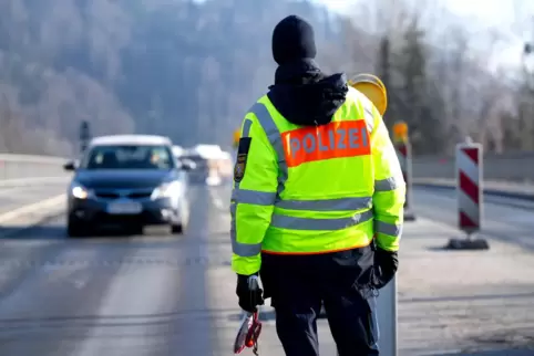 Dem Mann drohen nun mehrere Strafverfahren, so die Polizei. 
