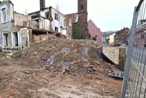 Der vordere Bereich der Brandruine des Hotels Martin sollte abgerissen und der darunter liegende Keller verfüllt werden. Da die 