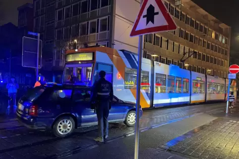 Wie es zu dem Unfall kam, wird noch ermittelt.
