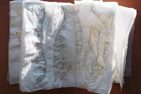 Wie ein offenes Buch: Quilt-Kunstwerk „Orangen_Haut“, von Birgit Reinken. 