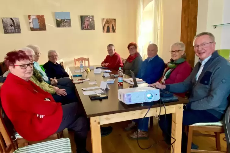 In Harxheim trifft sich regelm&auml;&szlig;ig eine Gruppe, um von Hans Joachim Herweck (rechts) im Umgang mit digitalen Angeboten geschult 