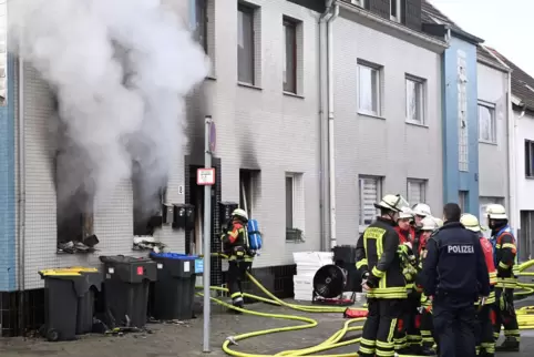 Die Feuerwehrleute löschen das Haus in der Kirchenstraße.