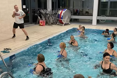 Geben alles beim Aquafit: Schwimmmeister Wolfgang Bolz und die – hauptsächlich weiblichen – Teilnehmer seiner schweißtreibenden 