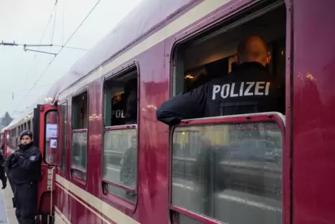 Wegen der Tat war die Bahnstrecke eine halbe Stunde gesperrt. 